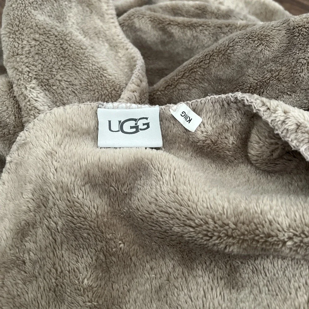 Ugg Novah Bed Blanket Measuring Approximately 110